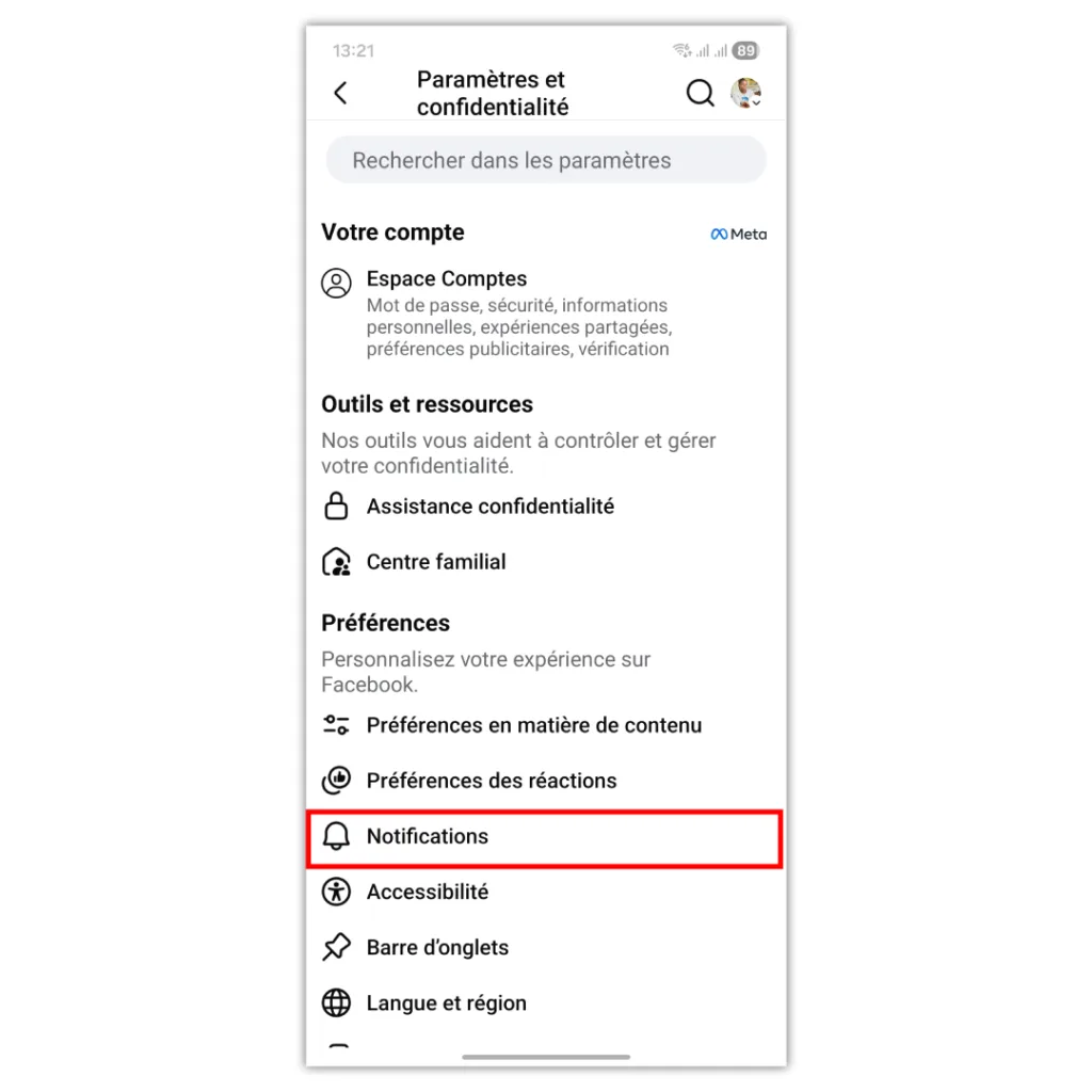 Paramètres Facebook affichant la section Préférences avec l'option Notifications encadrée en rouge