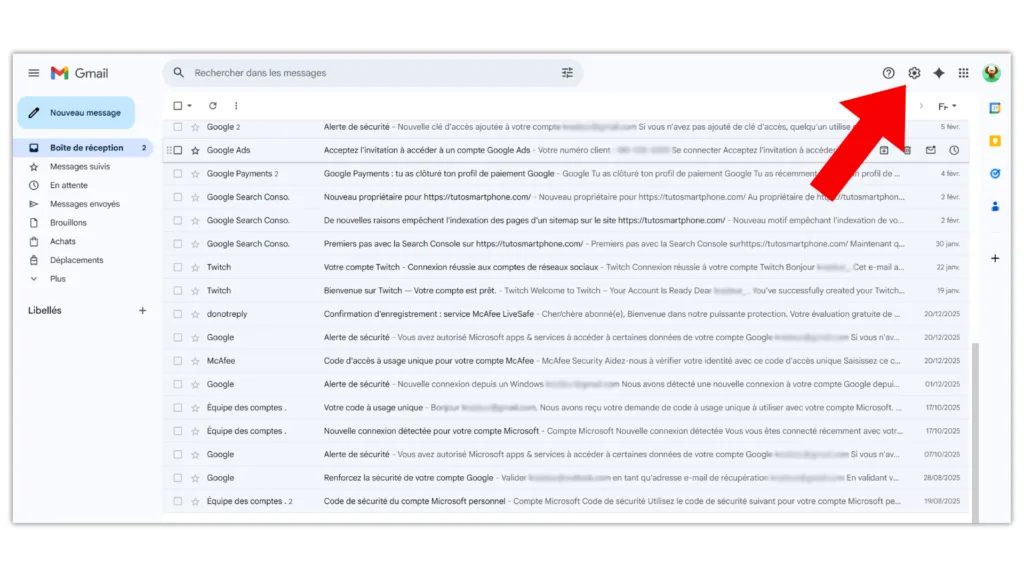 Boîte de réception Gmail avec une flèche rouge pointant vers l'icône Paramètres en haut à droite